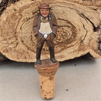 vinprop-træmand-brun-hat-jakkesaet-sorte-stoevler-gammel-prop